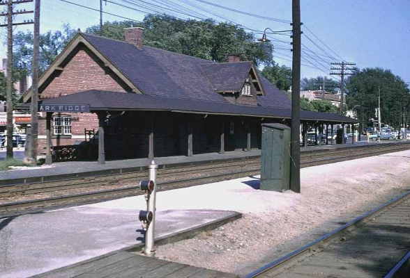 Depot  Park Ridge, IL
The old Park Ridge depot as it looked in July of 1958. It was replaced in the early 60's, and subsequently replaced again. Photo by Gerald Widemark


Keywords: Park Ridge