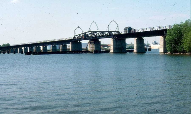 Bridge  Green Bay, WI
C&NW deck plate swinging span bridge at Green Bay, WI over the Fox River. Dick Talbott photo, May 1982.
Keywords: Bridge  Green Bay, WI