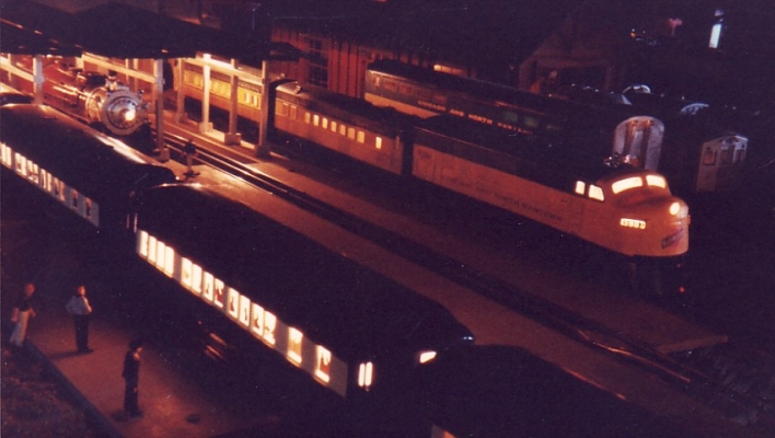 Peninsula "400"  at night.
The Peninsula "400" was down to 2 coaches when it made its nighttime stop at the Dallas (PA) Penn Station Layout. (LIONEL O gauge) Photo  by Bill Hakkarinen.
Keywords: Model Peninsula "400"