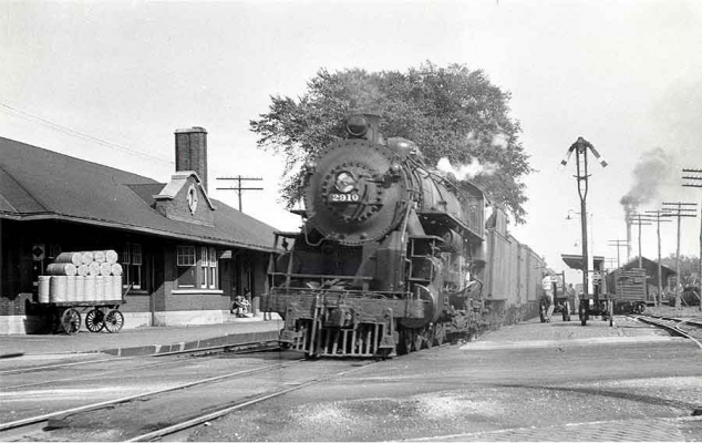 No. 501  Reedsburg, WI
No. 501, en route from Chicago to Minneapolis, is making its station stop at Reedsburg.  Station forces are working the mail and express on the head end.  Stan Mailer photo, 6-1950.  C&NW Historical Society Archives collection


Keywords: Reedsburg  2910