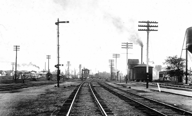 Ames, IA
A view of Ames Junction with the Ft.D.D.M. & So. on the left.  Stecher photo, 1915.  C&NW Historical Society Archives collection.
Keywords: Ames, IA