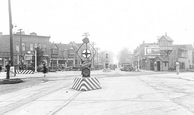 Barrington, IL
A 1930�s view in Barrington.  Notice the C&NW herald on the wig-wag signal.  Stecher photo, C&NW Historical Society Archives collection.


Keywords: Barrington, IL