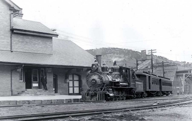 Lead, South Dakota
Engine No 64 is pulling into the Lead station.  Thirsty passengers will get off the train and have a Gold Nugget beer.  Stecher photo, 5-1916.  C&NW Historical Society Archives collection.


Keywords: Deadwood, South Dakota