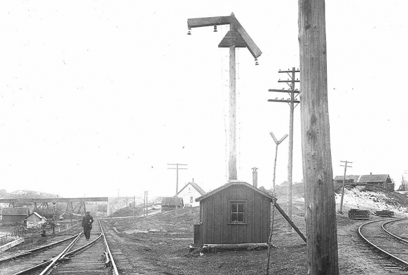 Negaunee, MI
Old time signal governing the crossing of the C&NW with the DSS&A at Negaunee.  Strecher photo, 1914.  C&NW Historical Society Archives collection.


Keywords: Negaunee  Michigan