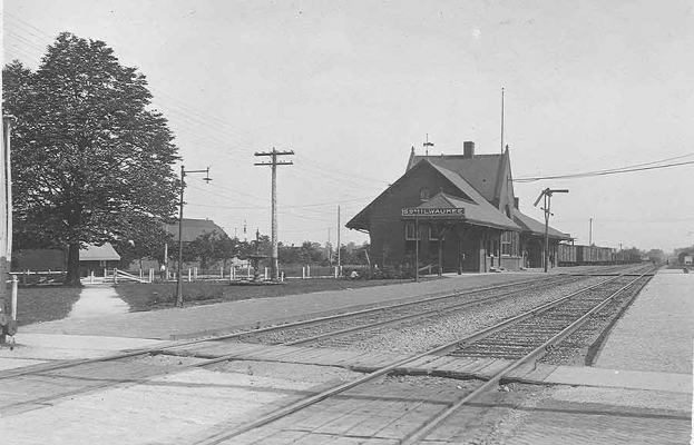 Depot  South Milwaukee, WI
Looking south from Milwaukee Avenue at the station.  Strecher photo, July, 1915.  C&NW Historical Society Archives collection
Keywords: South Milwaukee