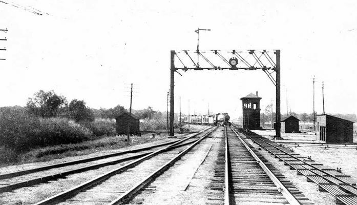 Tama, IA
The Tama Plant looking west with a CM&St P crossing the CNW.  Stecher photo, 1913.  C&NW Historical Society Archives collection.
Keywords: Tama, IA
